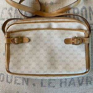 💯 GUARANTEED AUTHENTIC Rare Vintage Gucci Crossbody 
Cream and Tan Micro GG